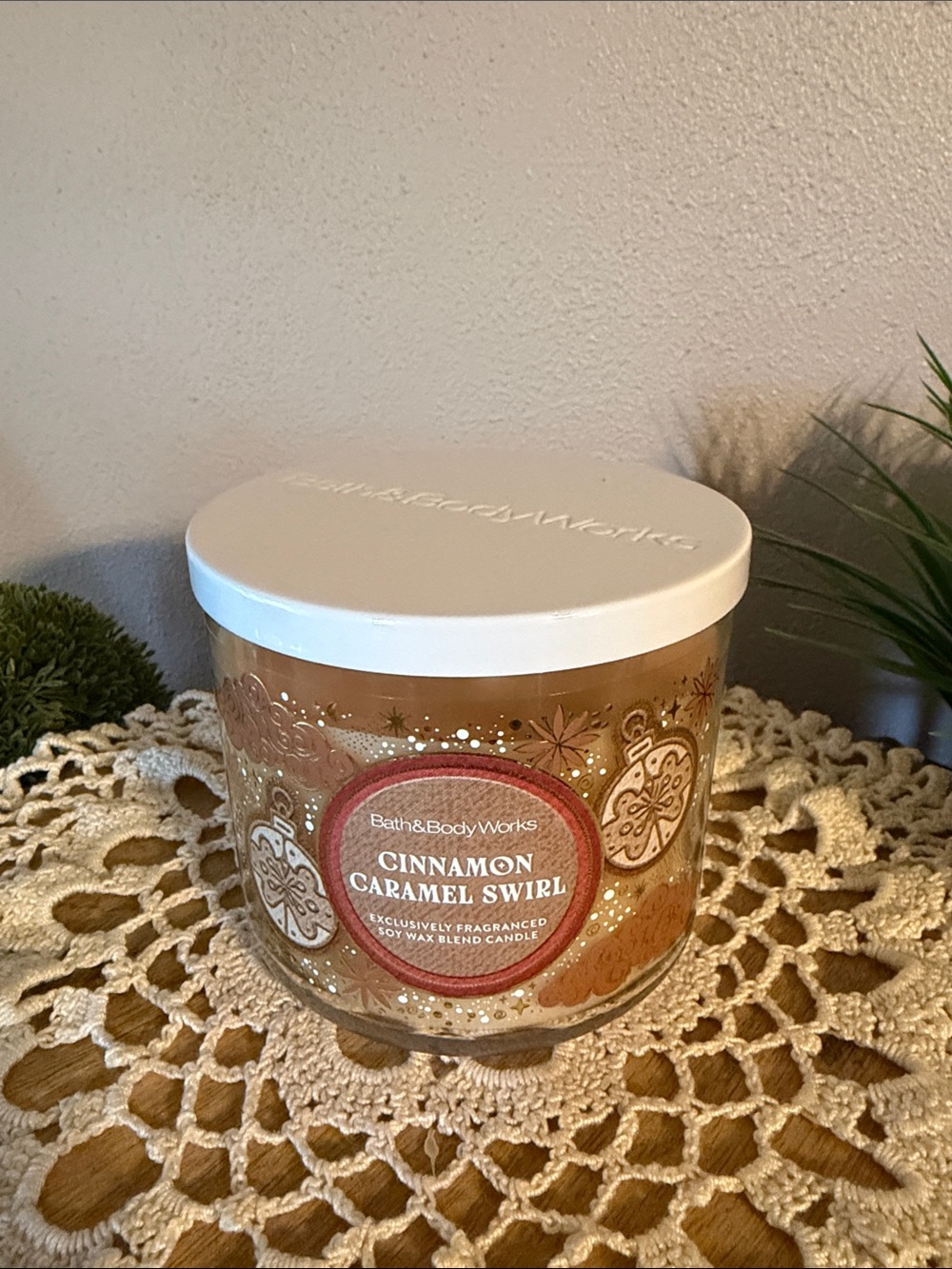 Bath & Body Works Cinnamon Caramel Swirl Candle - Cream & Gold